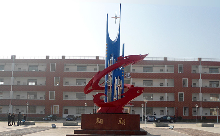 不銹鋼雕塑制作完成之后，需要對表面進行打磨噴漆，這樣才可以獲得想要的表面效果，不銹鋼雕塑打磨噴漆有一些注意事項，下面給大家介紹一下。